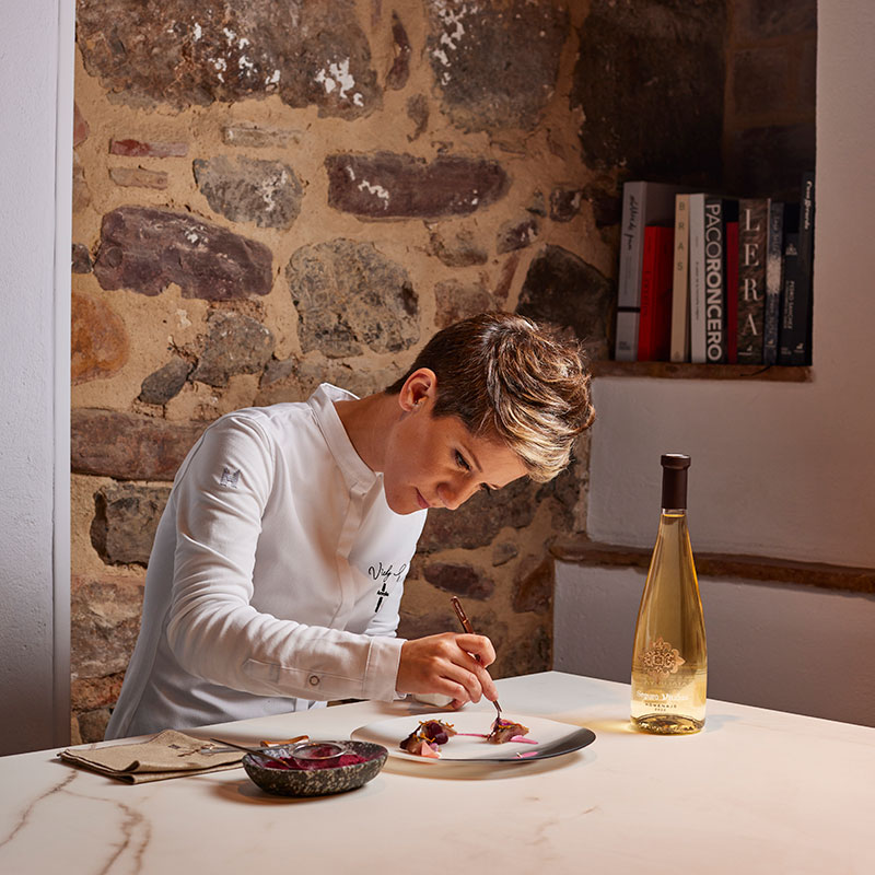 andrea-guimet-segura-viudas-vicky-sevilla-bts-DISH